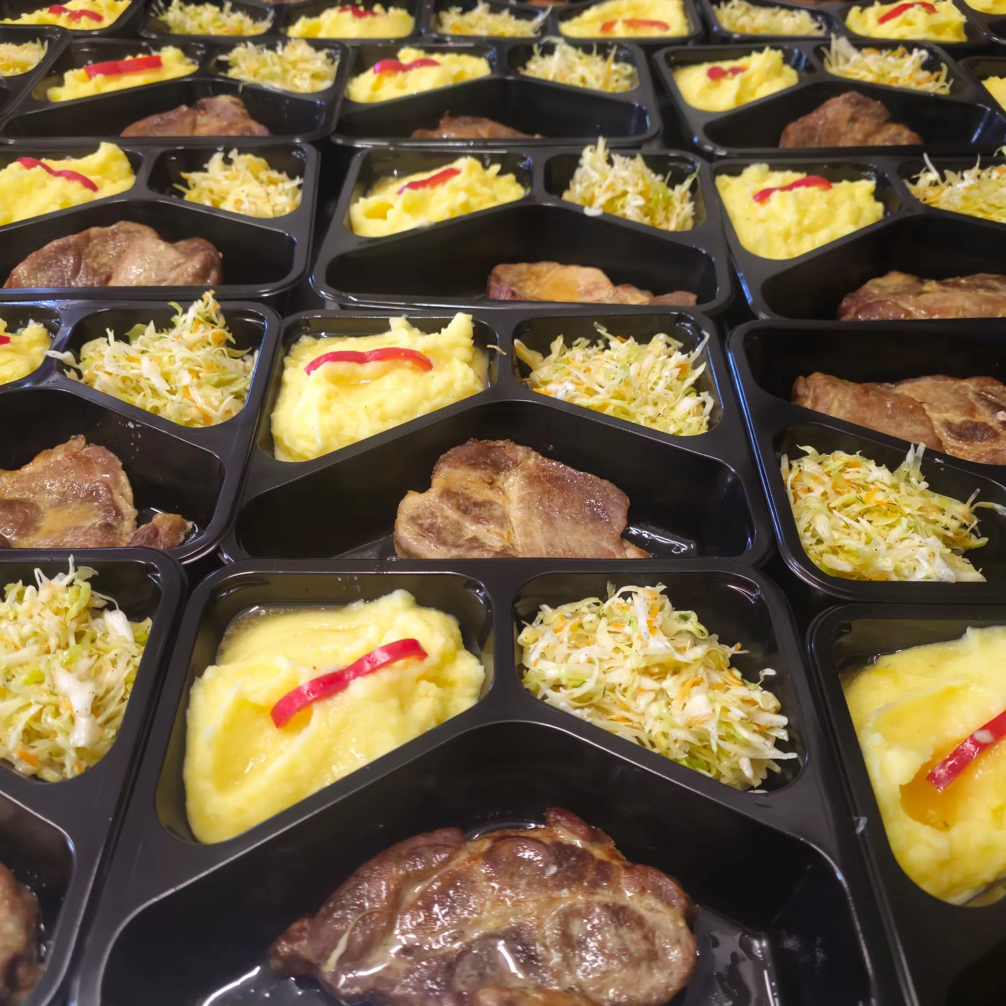 Ceafa/Pulpa de porc la cuptor cu pilaf / piure/cartofi la cuptor si salata de muraturi / salata de varza