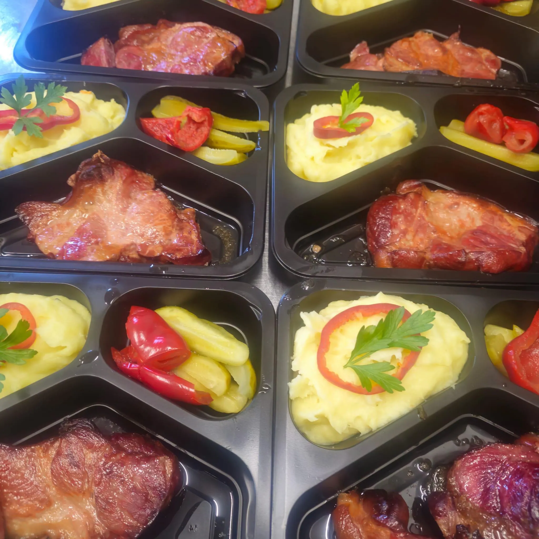 Ciolan afumat dezosat la cuptor cu piure / cartofi la cuptor si salata de muraturi