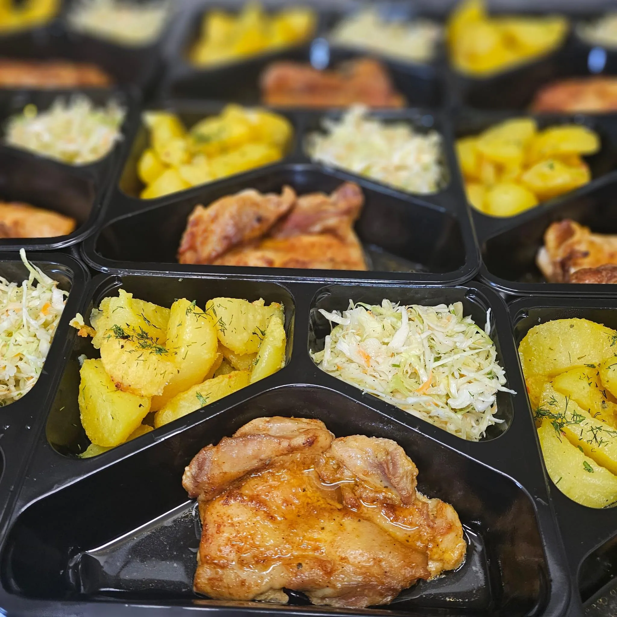 Pulpa de pui dezosata la cuptor cu pilaf si salata de varza